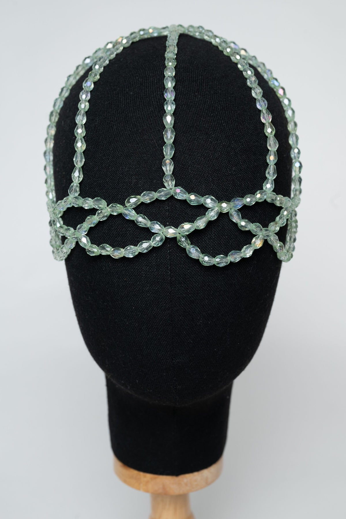 Bonnets en cristal — perles ovales Faralyn — Émeraude, vue de face
