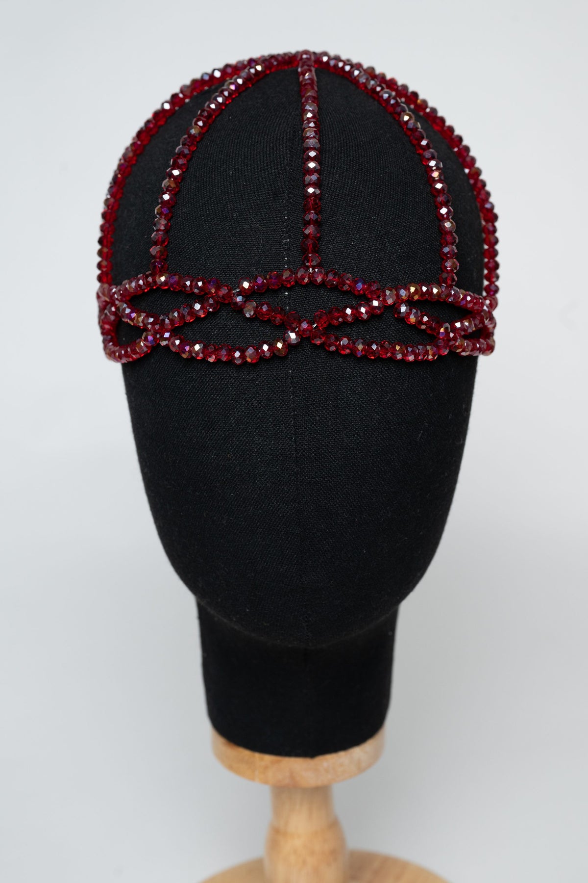 Bonnets en cristal — perles rondes Faralyn — Grenat, vue de face