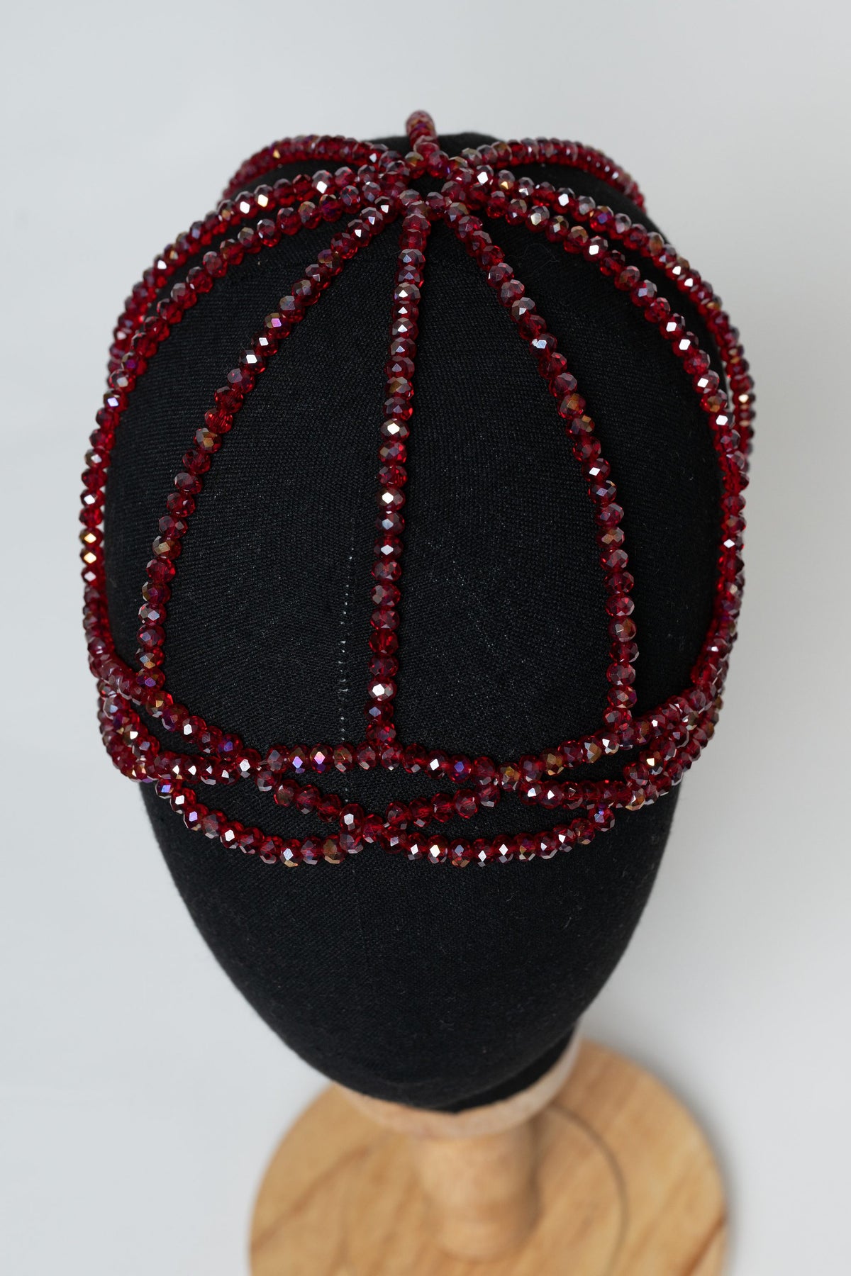 Bonnets en cristal — perles rondes Faralyn — Grenat, vue de dessus
