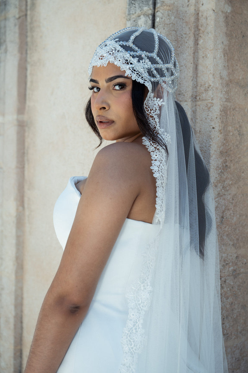 Bonnets en cristal — perles rondes Faralyn — Grenat, porté