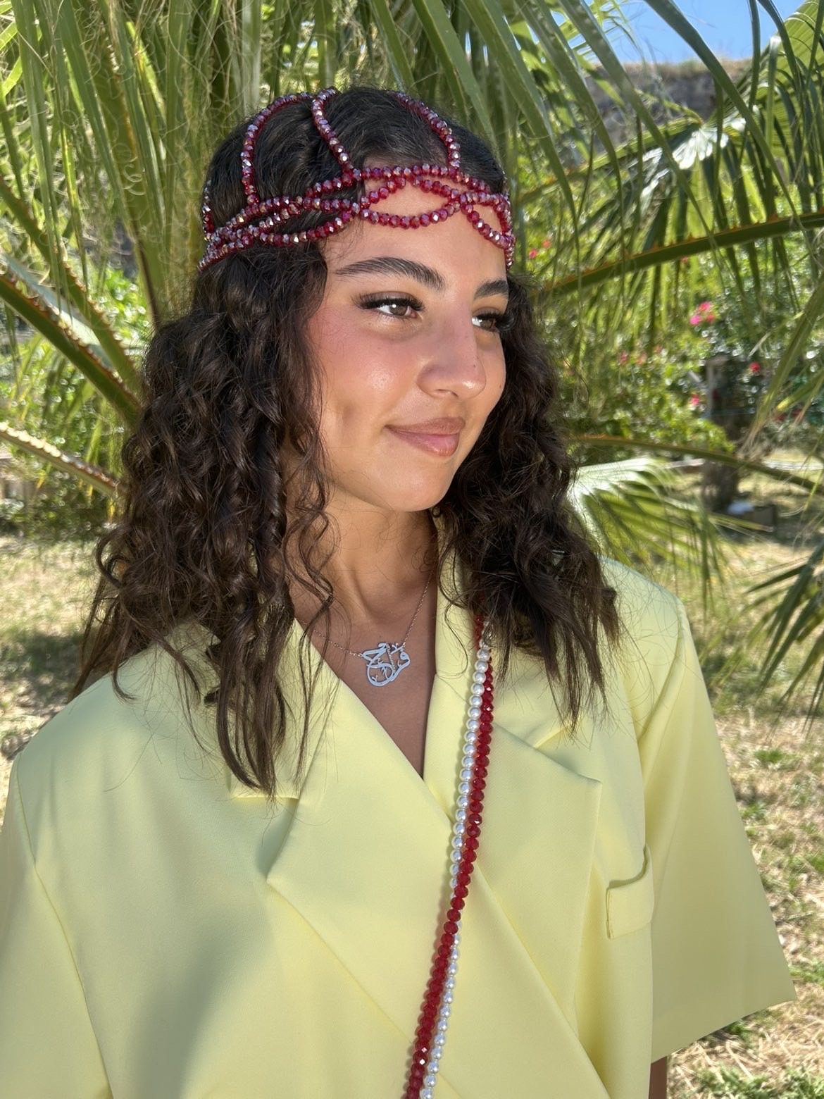 Bonnets en cristal — perles rondes Faralyn — Grenat, porté