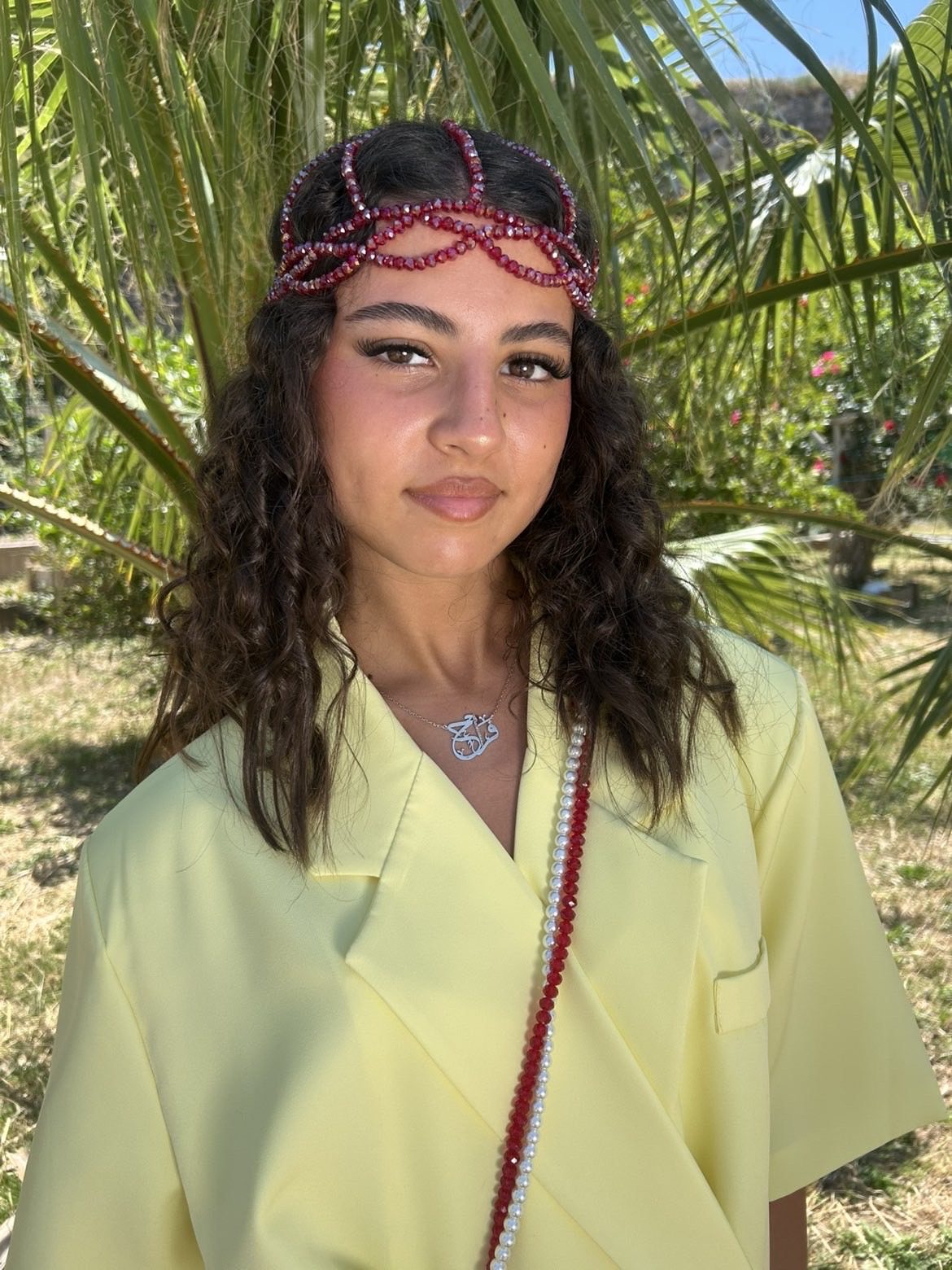 Bonnets en cristal — perles rondes Faralyn — Grenat, porté