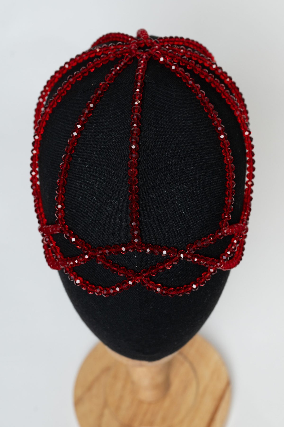 Bonnets en cristal — perles rondes Faralyn — Rubis, vue de dessus