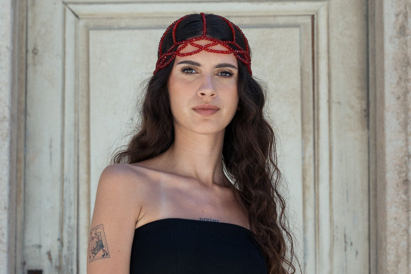 Bonnets en cristal — perles rondes Faralyn — Rubis, porté