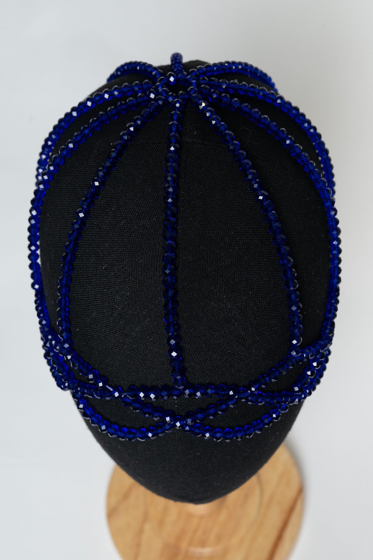 Bonnets en cristal — perles rondes Faralyn — Saphir, vue de dessus