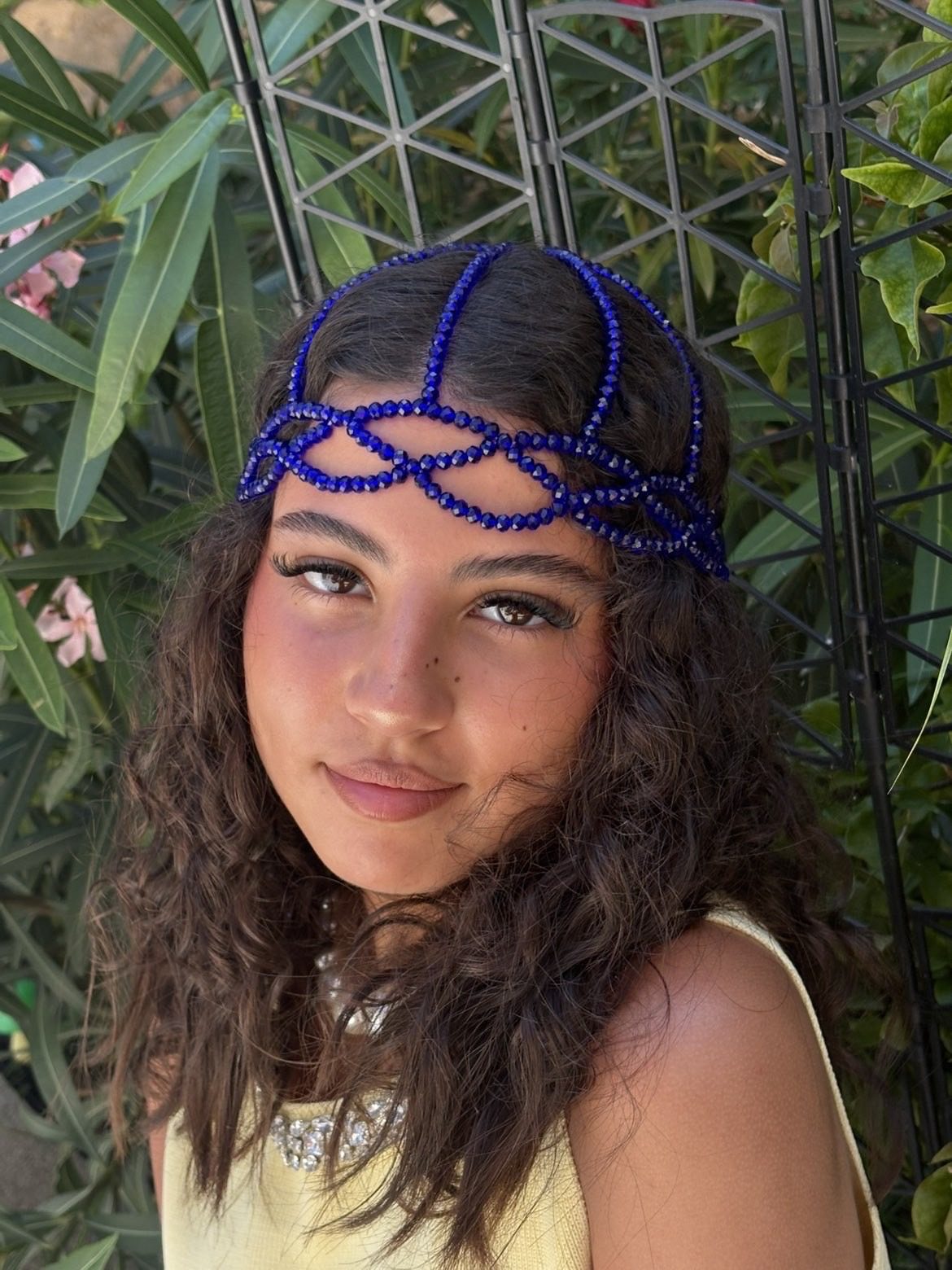 Bonnets en cristal — perles rondes Faralyn — Saphir, porté