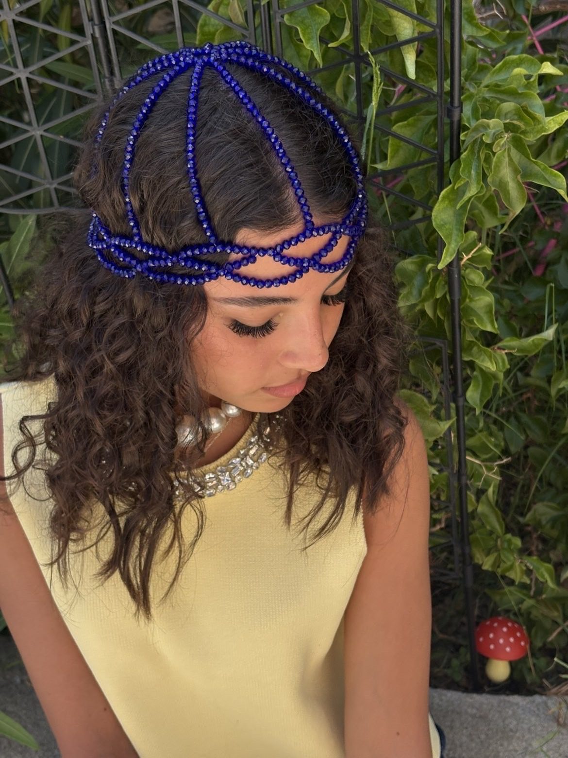 Bonnets en cristal — perles rondes Faralyn — Saphir, porté