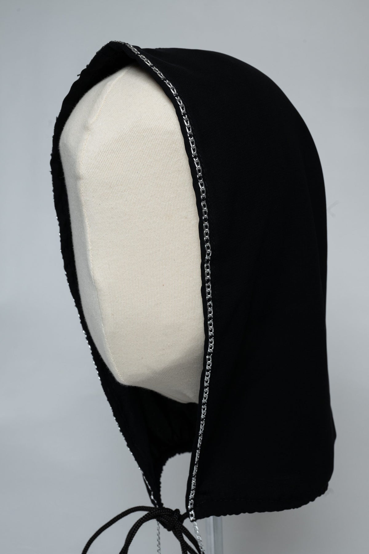 Capuche brodée Délia Faralyn — Délia, vue de dessus