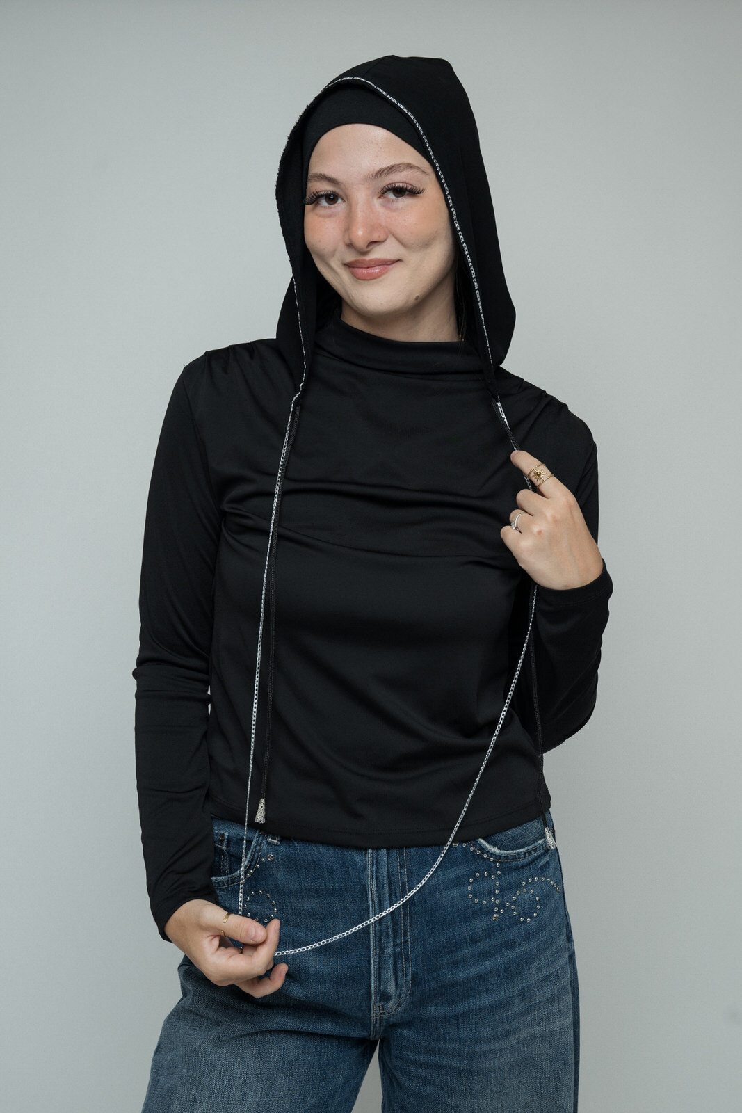 Capuche brodée Délia Faralyn — Délia, porté