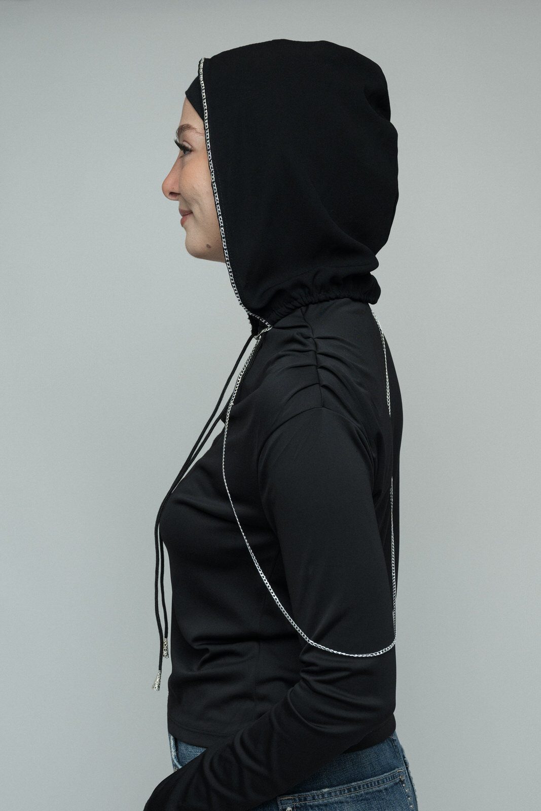 Capuche brodée Délia Faralyn — Délia, porté