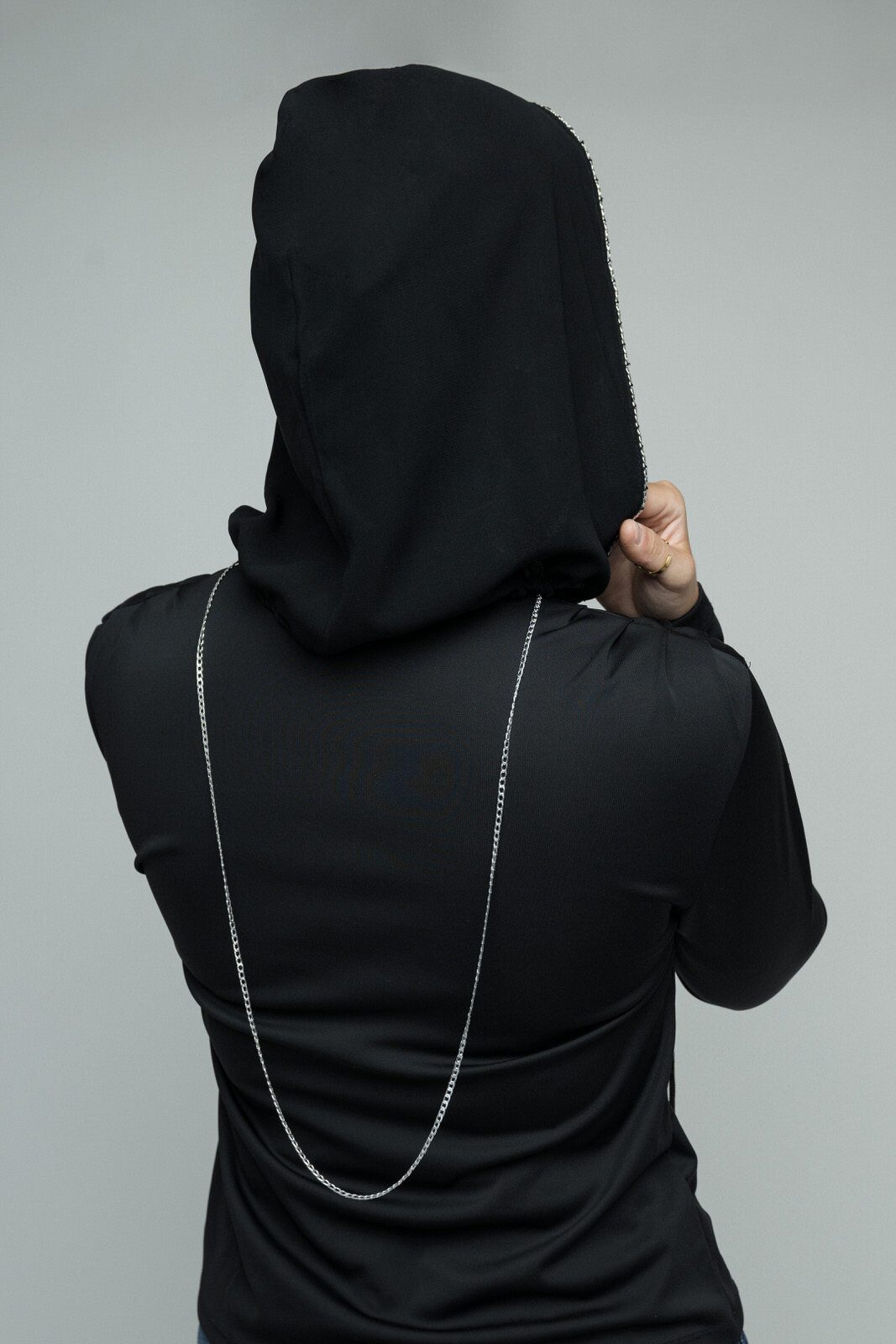 Capuche brodée Délia Faralyn — Délia, porté