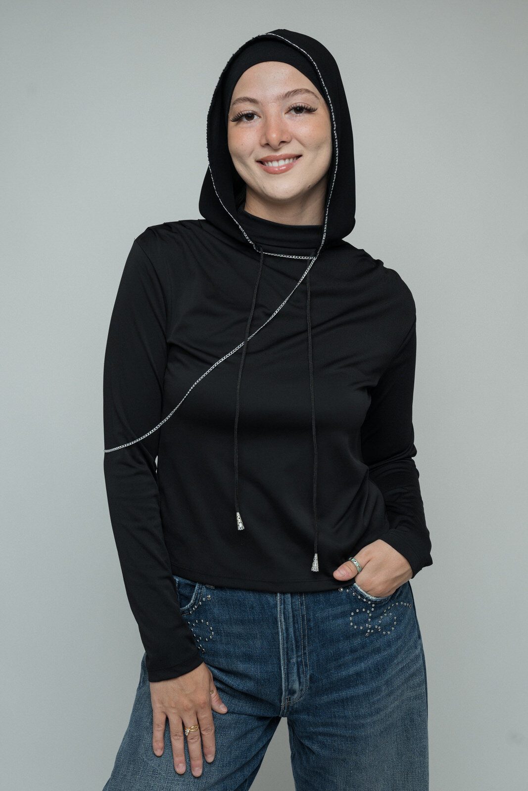 Capuche brodée Délia Faralyn — Délia, porté